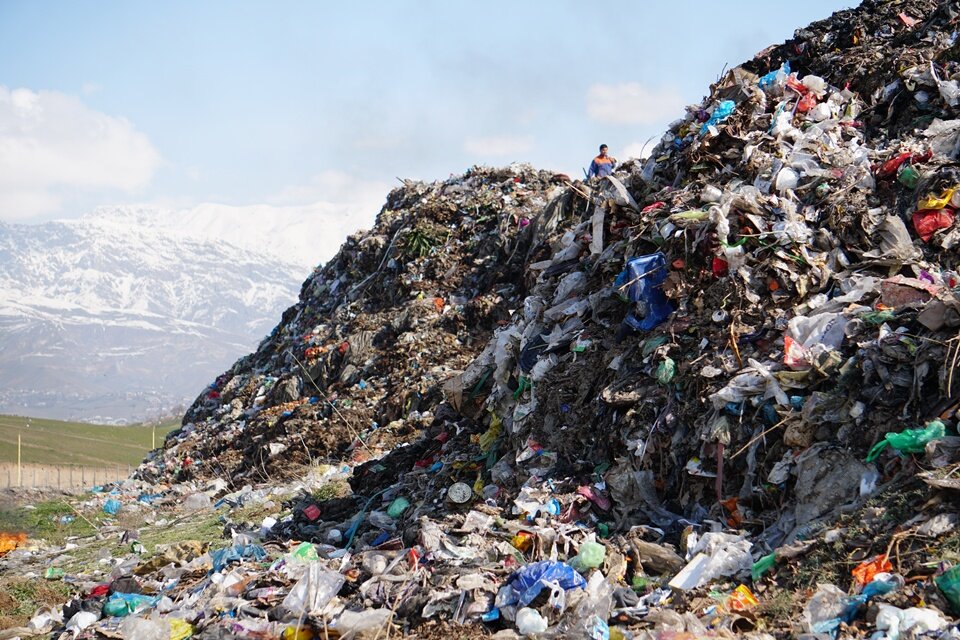 Незаконные свалки и горы из мусора  видны даже из космоса.